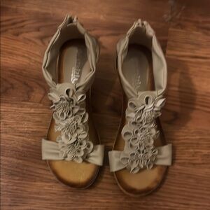 Cream Summer Sandals with Floral Embellishments